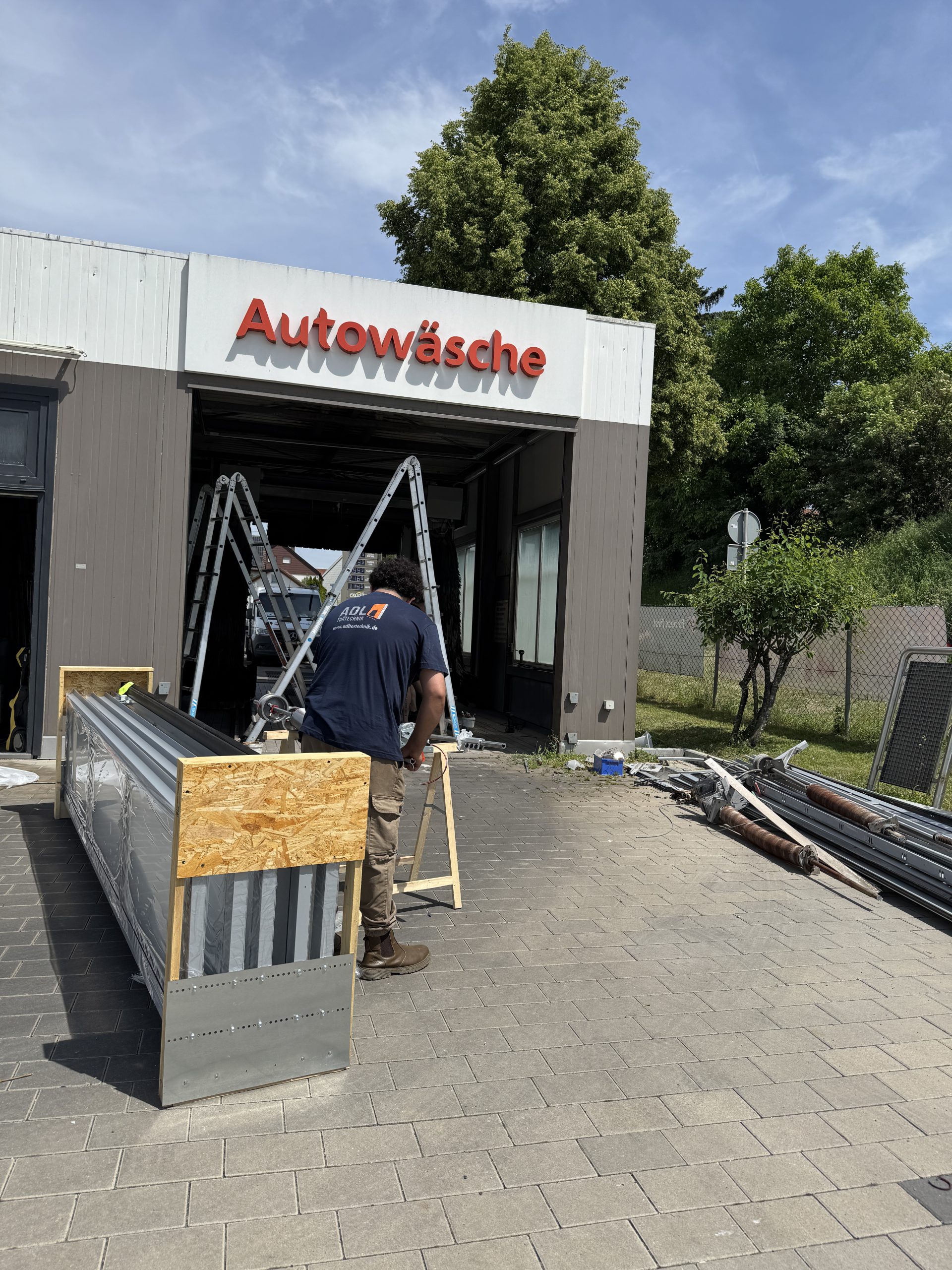 ADL Monteur bei der Installation